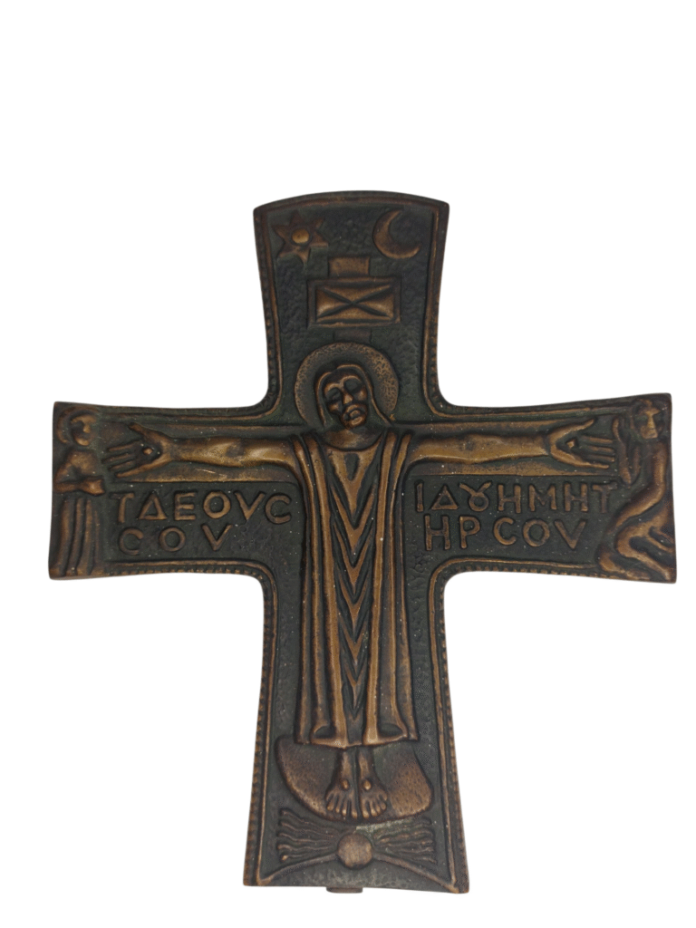 Crucifix ancien en bronze avant revalorisation, patine verte et usure du métal, vue de face