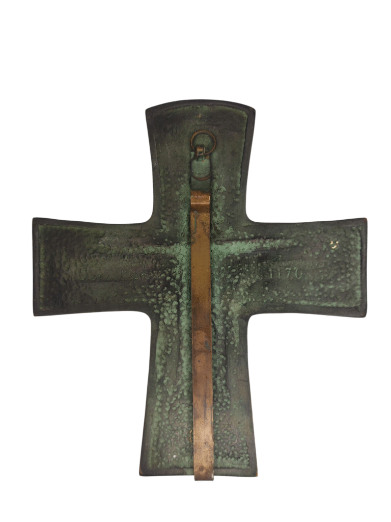 Crucifix ancien en bronze avant revalorisation, patine verte et usure du métal, vue de dos