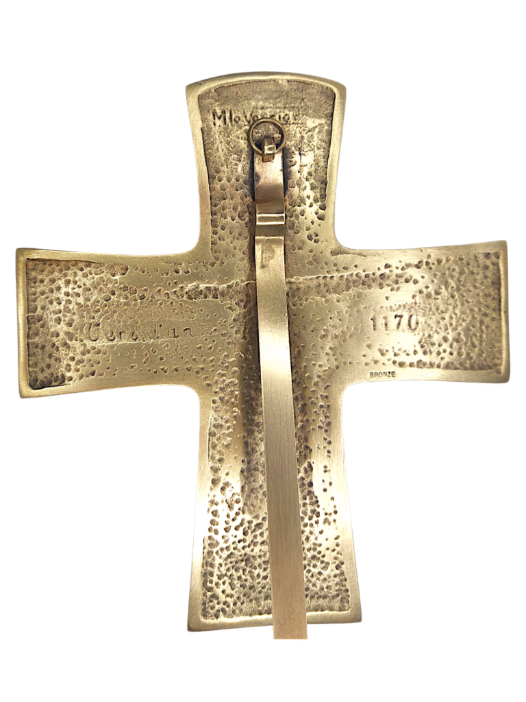 Crucifix ancien en bronze après revalorisation, détails gravés mis en valeur, vue de dos