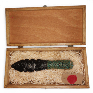 Coffret en bois naturel ouvert contenant une dague rituelle en obsidienne noire, artisanat Obscura Sancta