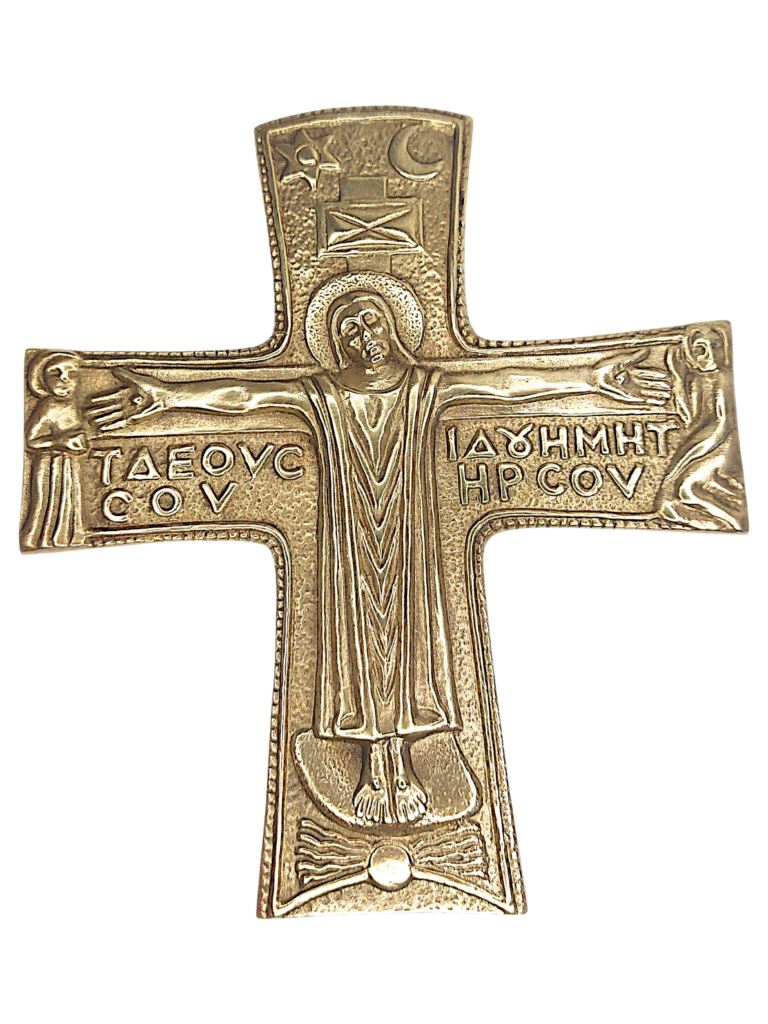 Crucifix ancien en bronze après revalorisation, détails gravés mis en valeur, vue de face