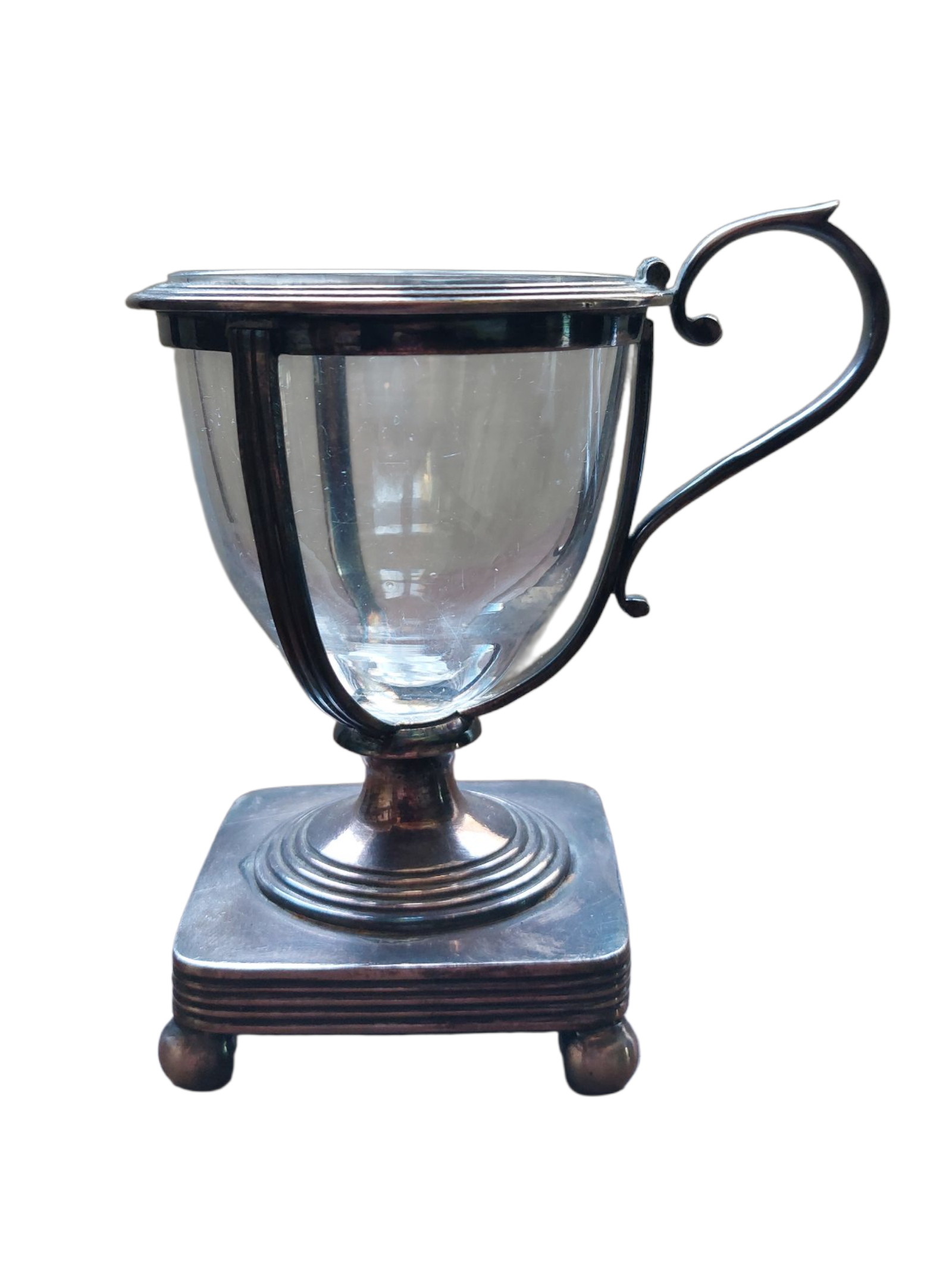 Tasse ancienne en verre et métal argenté début XXe siècle, vue de face