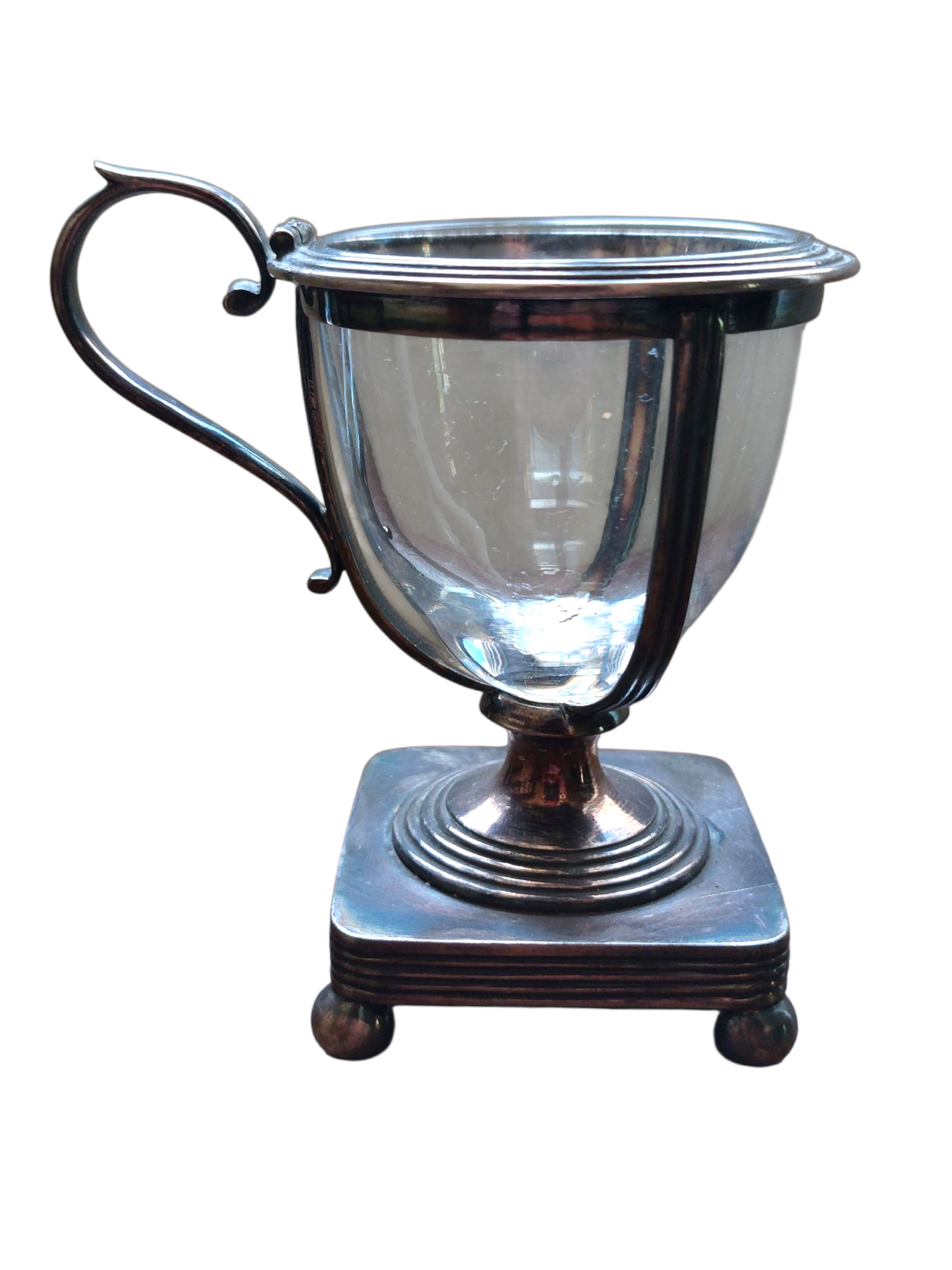 Tasse ancienne en verre et métal argenté avec anse latérale