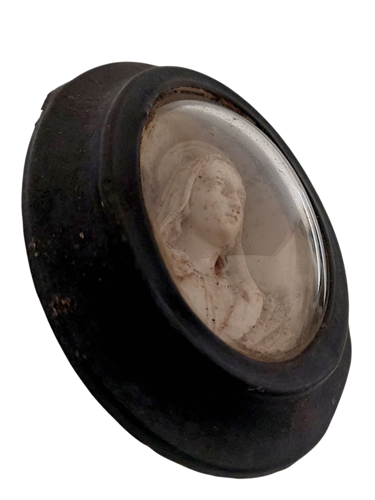 Médaillon ancien XIXe, Vierge Marie sous verre bombé, vue oblique