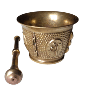 Mortier et pilon ancien en laiton/bronze XXe siècle, vue de face