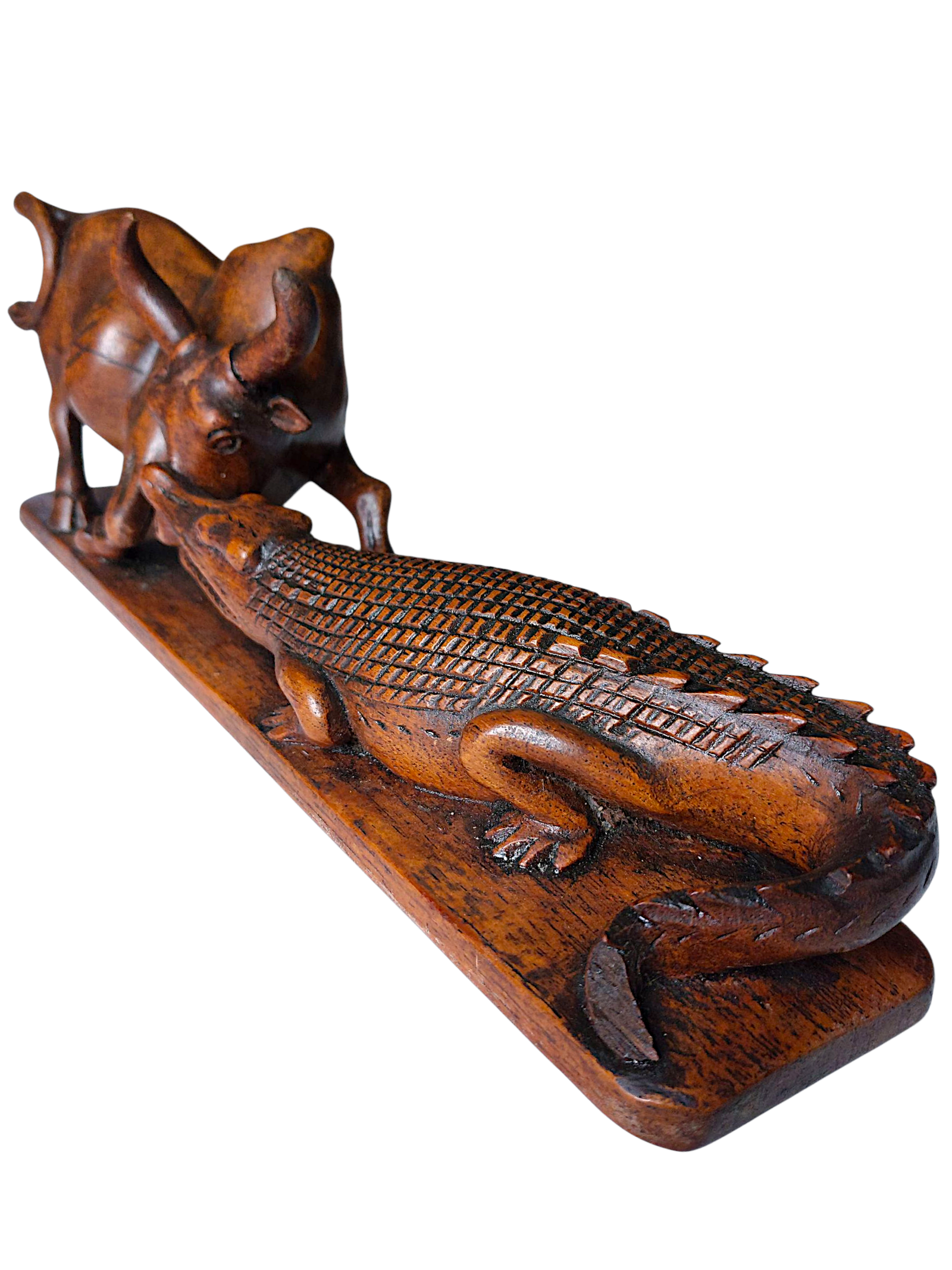 Sculpture ancienne en bois (taureau affrontant un crocodile) années 30