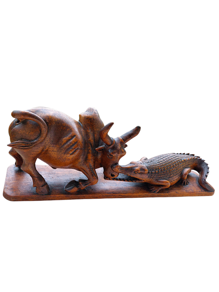 Sculpture bois ancienne taureau et crocodile, vue de côté