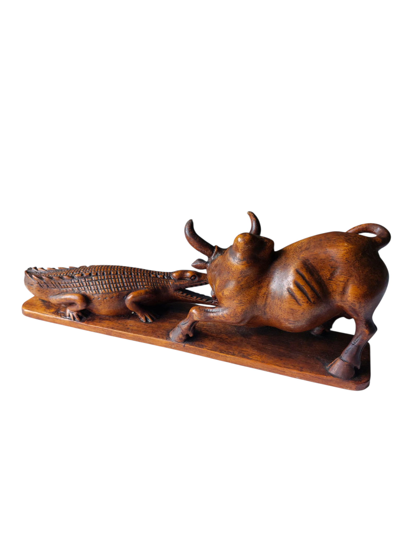 Sculpture ancienne taureau et crocodile, vue arrière