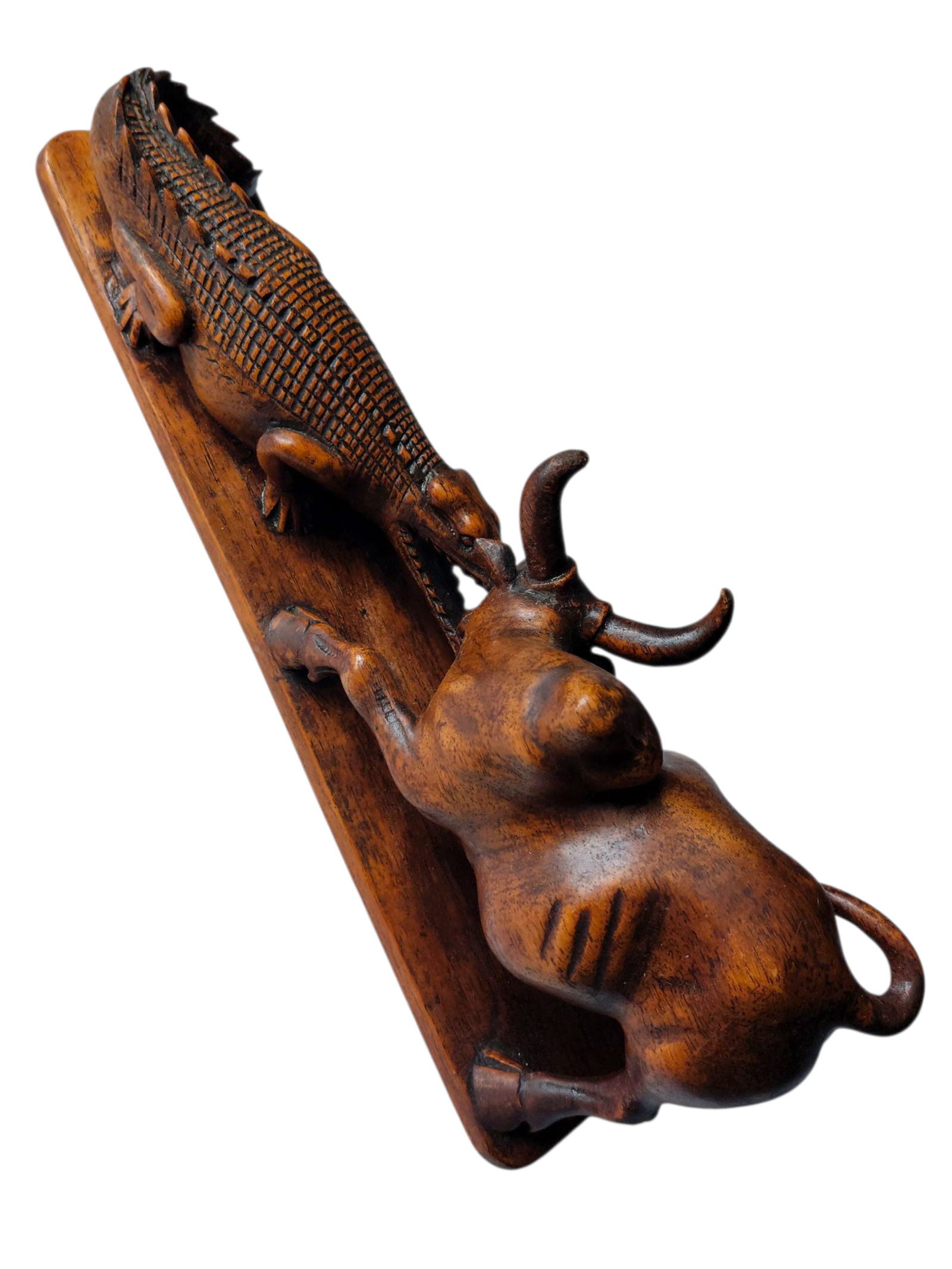 Sculpture ancienne bois années 30 (combat taureau crocodile) vue plongeante