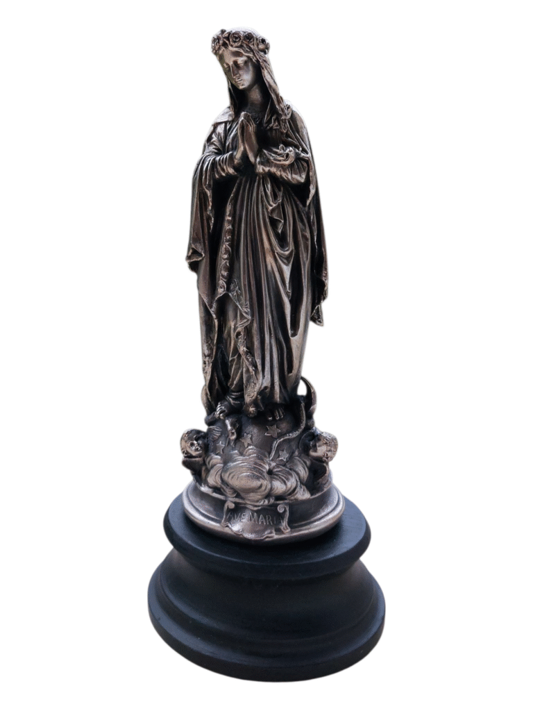 Statuette ancienne Vierge Marie en métal patiné sur socle en bois, vue de face