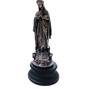 Statuette ancienne Vierge Marie en métal patiné sur socle en bois, vue de face