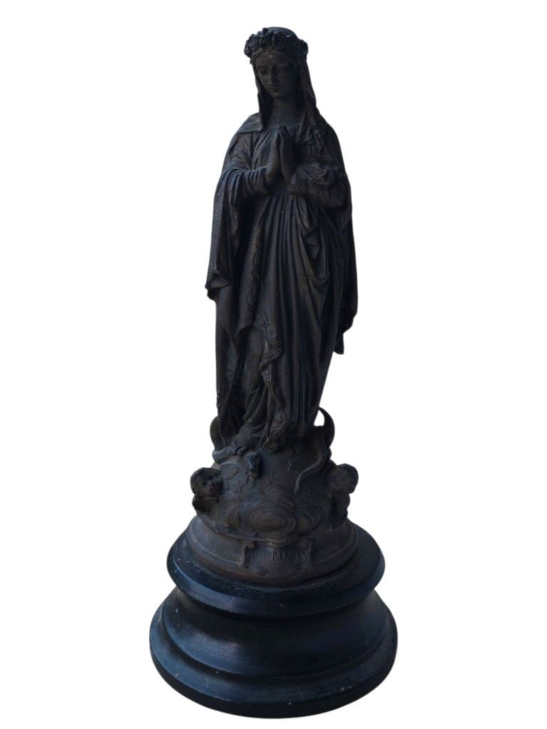 Statuette ancienne de la Vierge avant revalorisation, surface ternie et assombrie, vue de face
