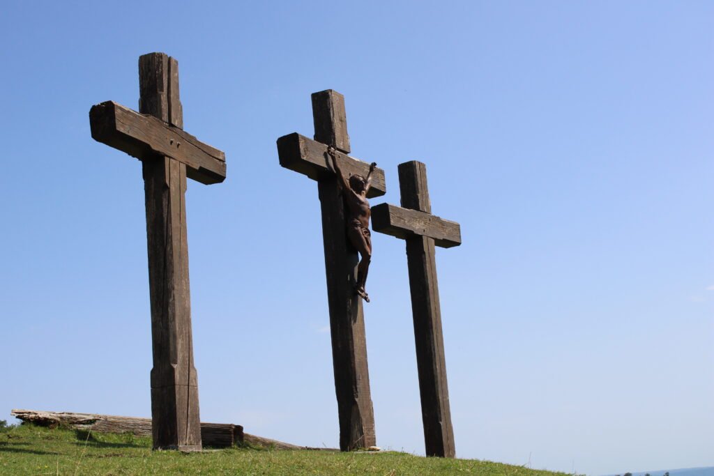 Photo de la reproduction de la crucifixion sur le sommet de la colline Golgotha