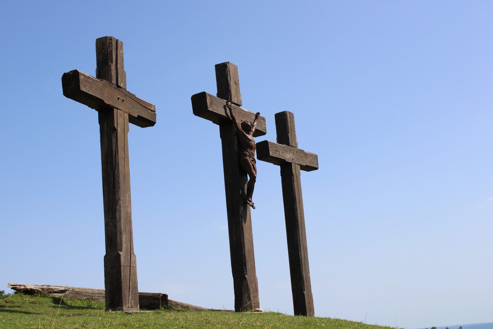Photo de la reproduction de la crucifixion sur le sommet de la colline Golgotha