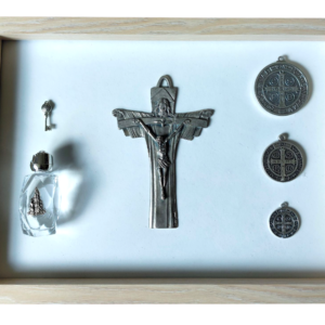 Reliquaire mural de protection avec crucifix et médailles de Saint Benoît